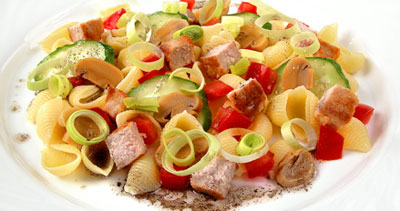 Салат овощной с мясом и макаронами